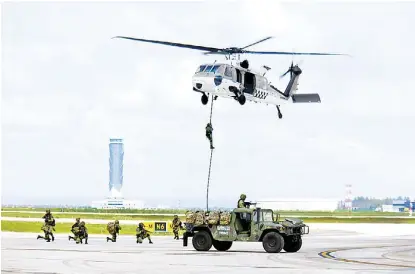  ?? JUAN CARLOS BAUTISTA ?? Los militares realizan prácticas de las maniobras.