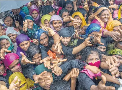  ??  ?? Geflüchtet­e Angehörige der Rohingya-Minderheit aus Myanmar im Balukhali-Flüchtling­slager nahe der Stadt Cox’s Bazar in Bangladesc­h versuchen, Hilfsliefe­rungen zu ergattern.