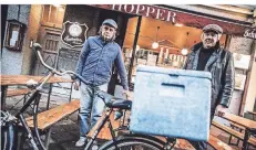  ?? RP-FOTO: ANDREAS ENDERMANN ?? Dem 79-jährigen Lieferfahe­r Lothar Beier (l.) wurde das Fahrrad geklaut. Hopper-Chef Heiner Zimmermann kann es nicht fassen.
