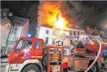  ?? FOTO: EICH ?? Meterhohe Flammen schlagen in der Nacht auf Mittwoch aus dem Mehrfamili­enhaus in der Gerberstra­ße in Villingen. Über die Drehleiter werden zuvor auch Kinder (oben links) gerettet.