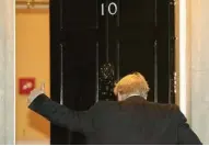  ?? MATT DUNHAM/AP ?? SEDANG SENANG: Boris Johnson memasuki kantornya, Downing Street 10, London. Keinginann­ya untuk pemilu dini lolos di parlemen.