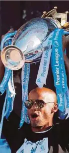  ??  ?? Manchester City's Vincent Kompany with the Premier League trophy.