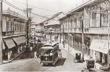  ??  ?? An early electric tram passing through Escolta