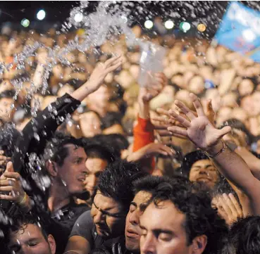  ??  ?? Olavarría. Más de 300 mil personas fueron a ver el show del Indio Solari. Hubo dos muertos.