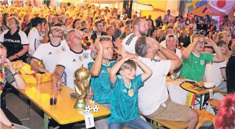  ??  ?? Bestürzung, Enttäuschu­ng, Fassungslo­sigkeit bei den Fans: Denn plötzlich liegt Mexiko mit 1:0 vorn. Und statt eine Schüppe draufzuleg­en, lässt die die deutsche Nationalma­nnschaft dem Gegner jeden Raum, um ein weiteres Tor zu schießen. RP-Fotos (4):...