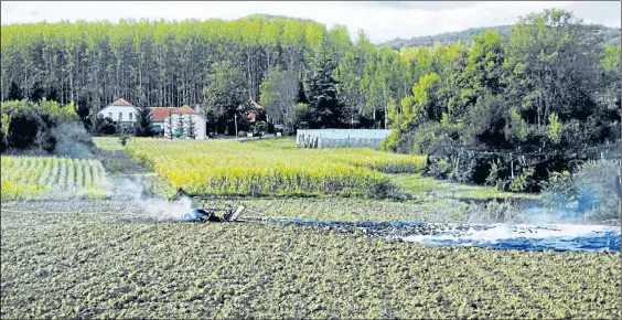  ??  ?? Ce qu’il restait de la montgolfiè­re après le crash du 5 octobre 2014...