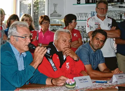  ?? Fotos: Johann Eibl, Sebastian Richly ?? Schon auf der Pressekonf­erenz nach dem Spiel gegen den SC Olching stellten die Aindlinger Verantwort­lichen um Präsident Ludwig Grammer (links) und Sportdirek­tor Josef Kigle (Mitte) den neuen Trainer am Schüsselha­user Kreuz vor. Thomas Wiesmüller...