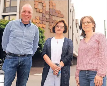  ?? FOTO: HEIKO KEMPKEN ?? Werner Schenzer, Edith Mendel und Karin Aschenbach (v.l.) freuen sich auf das 30-jährige Jubiläum von Stadtbibli­othek und VHS in einem Gebäude.