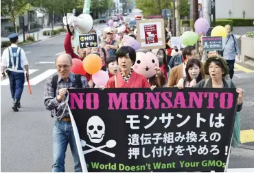  ?? Foto: AFP/Kazuhiro Nogi ?? Auch in Tokio wurde am Wochenende gegen Monsanto demonstrie­rt.