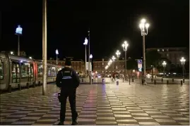  ?? (Photo Sébastien Botella) ?? La place Masséna à Nice vide dès  heures ce samedi : une forte probabilit­é!