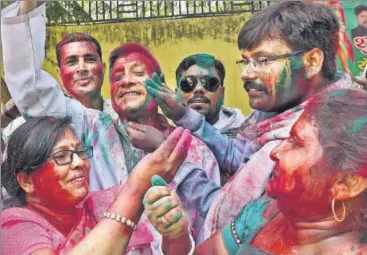  ?? SUBHANKAR CHAKRABORT­Y/HT PHOTO ?? ▪ RLD workers celebrate the victory of its candidate, Tabassum Hasan, in Lucknow on Thursday.