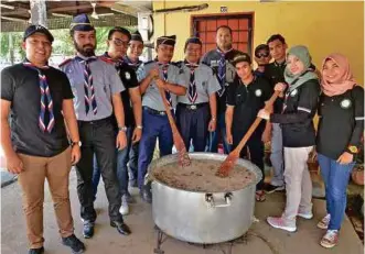  ??  ?? AHLI Persatuan Pengakap Kelana E Petaling memasak bubur lambuk di SMK Sultan Salahuddin Abdul Aziz Shah, Seksyen 2, Shah Alam.