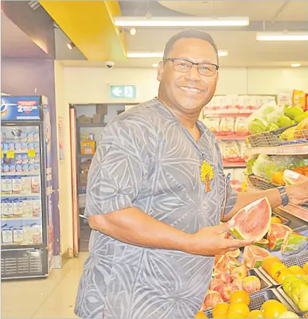  ?? Picture: BERANADETA NAGATALEVU ?? Atunaisa Dokonivalu shops for fresh fruits at Newworld IGA Supermarke­t, My FNPF Center.