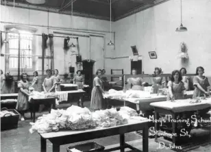  ??  ?? A sinistra, ragazze al lavoro nella lavanderia in una foto d’epoca.