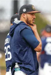  ?? Karen Warren / Houston Chronicle ?? El puertorriq­ueño Carlos Correa observa una práctica de los Astros en West Palm Beach, Florida.