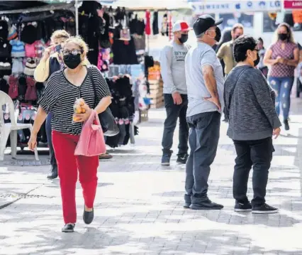  ?? FOTO: CRSITINA FÉLI ?? > Ciudadanos se protegen con cubrebocas al transitar por el centro de Culiacán.