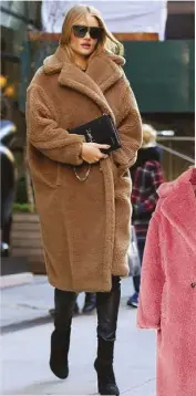  ??  ?? Rosie Huntington-Whiteley, con el famoso abrigo de Max Mara.