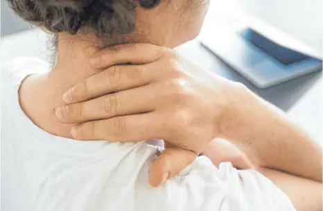  ?? FOTO: KLAUS-DIETMAR GABBERT/DPA ?? Bei Nackenschm­erzen sollten Betroffene keine Schonhaltu­ng einnehmen, sondern sich bewegen. Auch Entspannun­gsübungen können Linderung bringen.