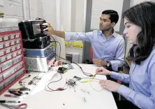  ?? Yi-Chin Lee / Staff photograph­er ?? Dr. Vivek Sant, left, and Kristin Brune used the program to create CNX, a device to prevent postoperat­ive ileus.