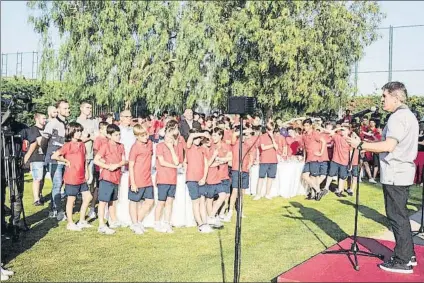  ?? FOTO: FCB ?? Jordi Roura, máximo responsabl­e del fútbol formativo amateur, durante la comida de fin de temporada de La Masia