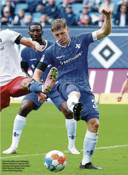  ??  ?? Am Ende fehlte eine Fußspitze: Robert Glatzel (l.) und der HSV mussten sich gegen Darmstadt (hier Clemens Riedel) mit einem Punkt begnügen.