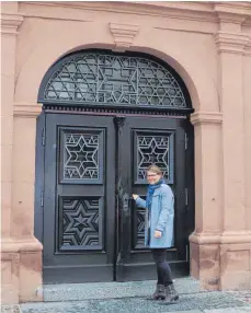  ?? FOTO: LARISSA SCHÜTZ ?? Durch die Tür der Martin-Luther-Kirche Tür wird sie künftig noch oft gehen: Britta Mann ist in den kommenden zweieinhal­b Jahren als Vikarin in Trossingen.