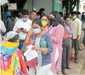  ?? DEEPAKDESH­PANDE ?? In the hurry to reach the exam centre coupled with Covid stress students and parents are seen giving social distancing a miss on the second day at Noma function hall in Mallapur on Wednesday. —