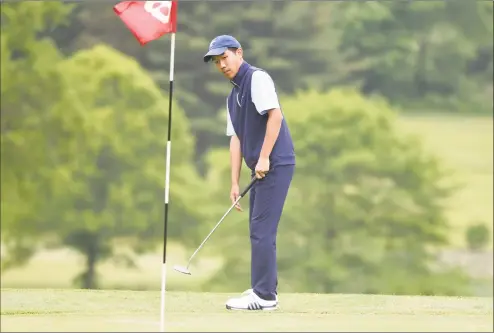  ?? David Stewart / Hearst Connecticu­t Media ?? Darien’s Alex Gu putts on the 18th green during the FCIAC boys golf championsh­ip at Fairchild Wheeler Golf Course in Fairfield on Thursday.