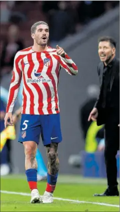  ?? ?? De Paul, con Simeone al fondo en el Atlético-Leverkusen.