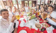  ?? FOTO: AFP ?? Die Krüge hoch: Bayerns Spieler, in ihrer Mitte Torwart Sven Ulreich, beim Besuch des Oktoberfes­ts.