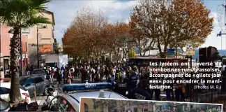  ??  ?? Les lycéens ont traversé de nombreuses rues grassoises, accompagné­s de «gilets jaunes» pour encadrer la manifestat­ion. (Photos M. R.)