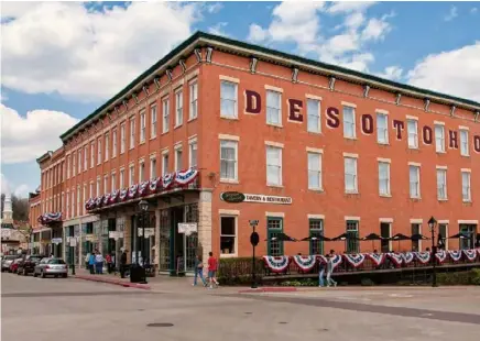  ??  ?? Since 1855, the DeSoto House
Hotel (left) has welcomed guests to Galena, including Abraham Lincoln; a scenic overlook from Mississipp­i Palisades State Park (below).