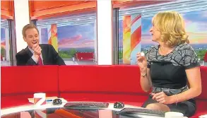  ??  ?? Quids in…Dan Walker pops up all smiles to Louise after finding his lost coin