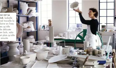  ??  ?? LE BLANC EST SA
COULEUR. Isabelle Poupinel travaille la porcelaine en fines plaques qu’elle modèle délicateme­nt en bols, saladiers et plats qu’elle cisèle ensuite.