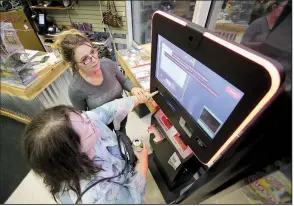  ?? Arkansas Democrat-Gazette/THOMAS METTHE ?? Connie Davis (top) helps Linda Alvis set up a bitcoin account Wednesday at the Corner Store and More in the Simmons Tower in Little Rock.