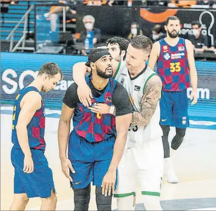  ?? FOTO: ACB PHOTO ?? Brandon Davies, abrazado por Alen Omic al final del partido.
El Barça estuvo a punto de perder un partido que tenía en el bolsillo