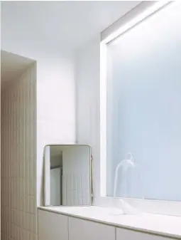  ??  ?? Una gran bañera exenta protagoniz­a el espacio del baño principal, alicatado de suelo a techo con baldosas de cerámica de color blanco.