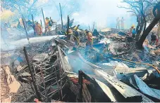  ?? FOTO: DAVID ROMERO ?? Las llamas arrasaron con la estructura de madera y los afectados fueron trasladado­s a las aulas del Instituto Príncipe de Paz.