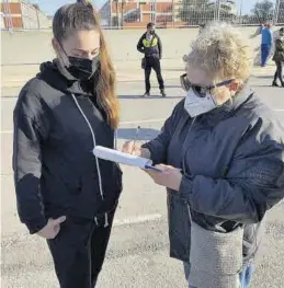  ?? MÒNICA MIRA ?? Las familias llevan toda la semana recogiendo firmas para pedir apoyo.