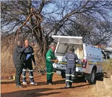  ?? / Boitumelo Kgobotlo ?? The body of the six-year-old Khayalethu Magadla is loaded in the mortuary van at the split chamber in Lenasia