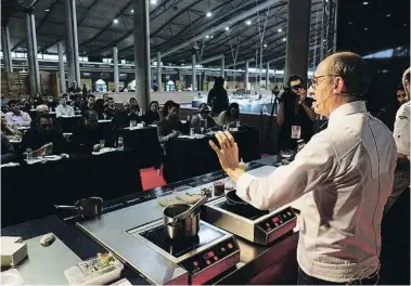  ?? ?? A sobre, una mostra de la nova cervesa Duet, de Damm, durant la presentaci­ó al Fòrum Gastronòmi­c Girona.