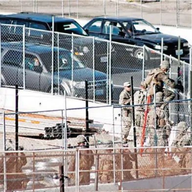  ?? RAMÓN HURTADO ?? Militares de EU realizaron en la frontera entre San Ysidro y Tijuana los primeros ejercicios de contención; en Ciudad Juárez, un simulacro paralizó el puente Santa Fe/