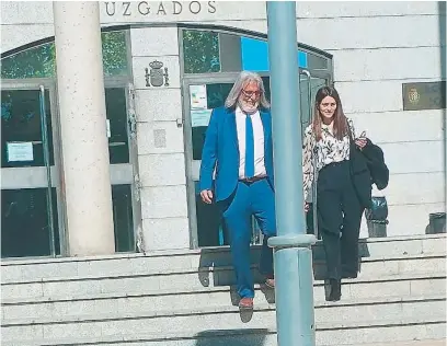  ?? ?? El imputado Alberto Ganga sale del juzgado de Getafe, el pasado martes