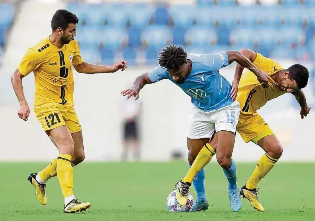  ?? Photos: Ben Majerus ?? Dejvid Sinani (à gauche), qui a marqué le deuxième but dudelangeo­is, et Mehdi Kirch ont montré une belle réaction face au Malmö FF de Joseph Ceesay.