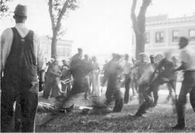  ??  ?? Violenţe în Loup City, Nebraska. Comuniștii încearcă să susţină o grevă, la un abator de pui.