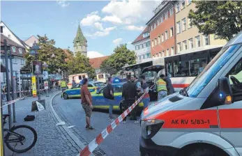  ?? FOTO: ANNA KRATKY ?? Während Schwerverl­etzte auf dem Marienplat­z versorgt werden, befragt die Polizei Zeugen.