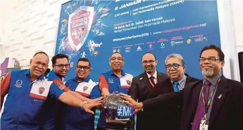  ??  ?? DR Salleh (tengah) menyempurn­akan Majlis Pra Pelancaran Malaysia Cyber Games 2018 di Kementeria­n Komunikasi dan Multimedia, semalam.