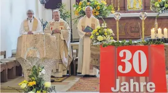  ?? FOTO: DIETER VOLCKART ?? Im Rahmen einer Heiligen Messe feierte am Sonntag Pfarrer Andreas Frosztega (Mitte) sein 30-jähriges Priesterju­biläum. Konzelebra­nten waren Karl Blum (links) und Hans-Dieter Retzbach.