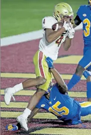  ?? STUART CAHILL / BOSTON HERALD ?? Boston College wide receiver Zay Flowers pulls in a touchdown against Pittsburgh on Saturday.