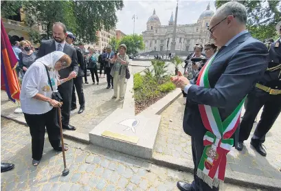  ?? ?? Taty Almeida junto al alcalde de Roma, Roberto Gualtieri.